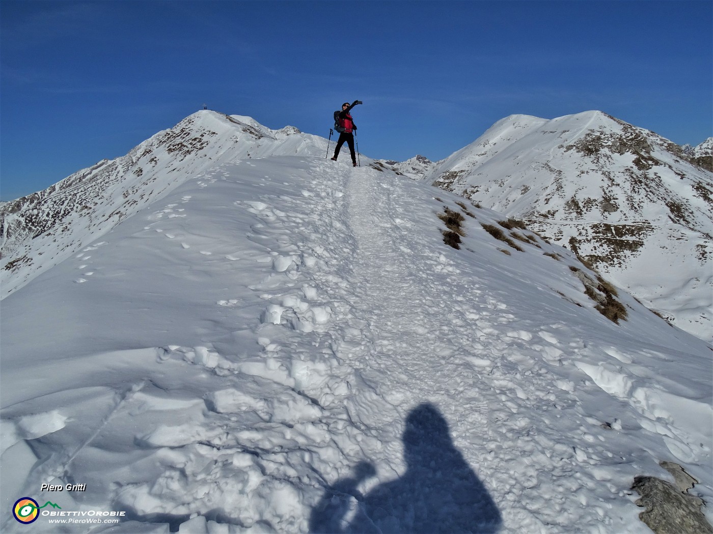 31 Percorriamo con attenzione la traccia nella neve sulla affilata cresta per Cima Grem.JPG